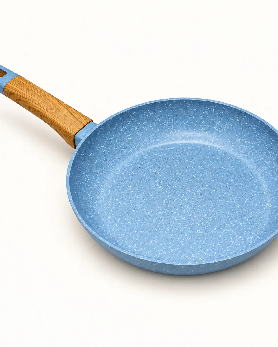 ماهیتابه گرانیت آبی ۲۸ سانتی‌متر، نمای سه‌رخ